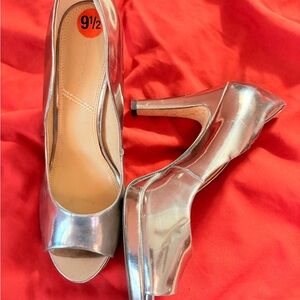 Vintage 2000s Tahari Shiny Silver Peep-Toe Platform Heels